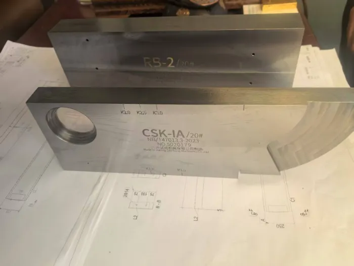 Instruire de operare pentru detectorul de defecte cu ultrasunete nou achiziționat la Structura de oțel Qingdao Liweiyuan.